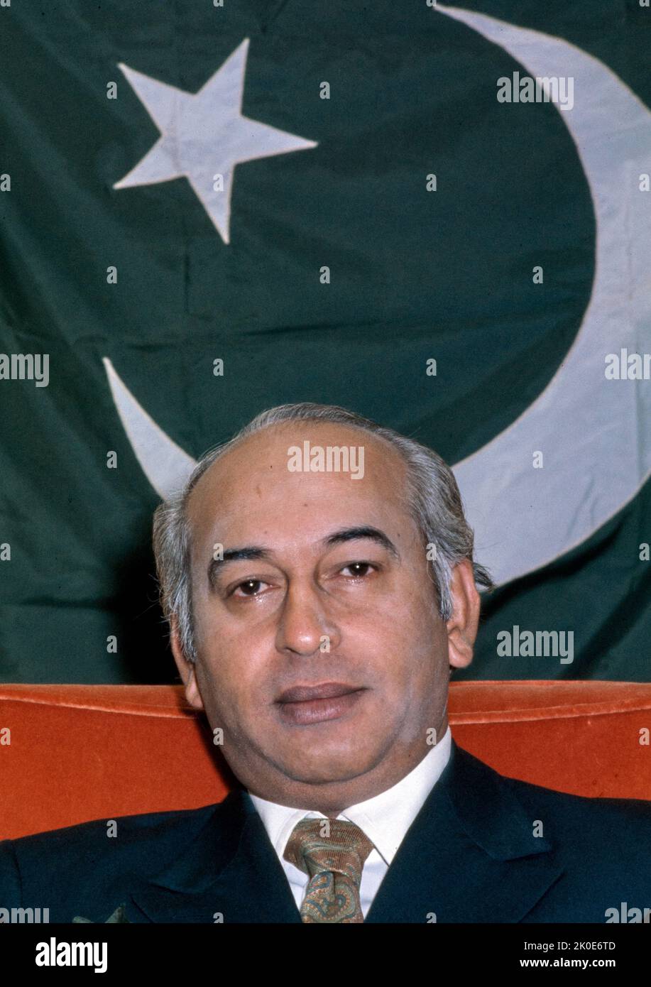 Shaheed Zulfiqar Ali Bhutto (1928 - 1979), pakistanischer Rechtsanwalt und Politiker, der von 1973 bis 1977 als Premierminister Pakistans und davor als vierter Präsident Pakistans von 1971 bis 1973 diente. Er war auch der Gründer der Pakistanischen Volkspartei (PPP) und diente bis zu seiner Hinrichtung im Jahr 1979 als deren Vorsitzender. Stockfoto