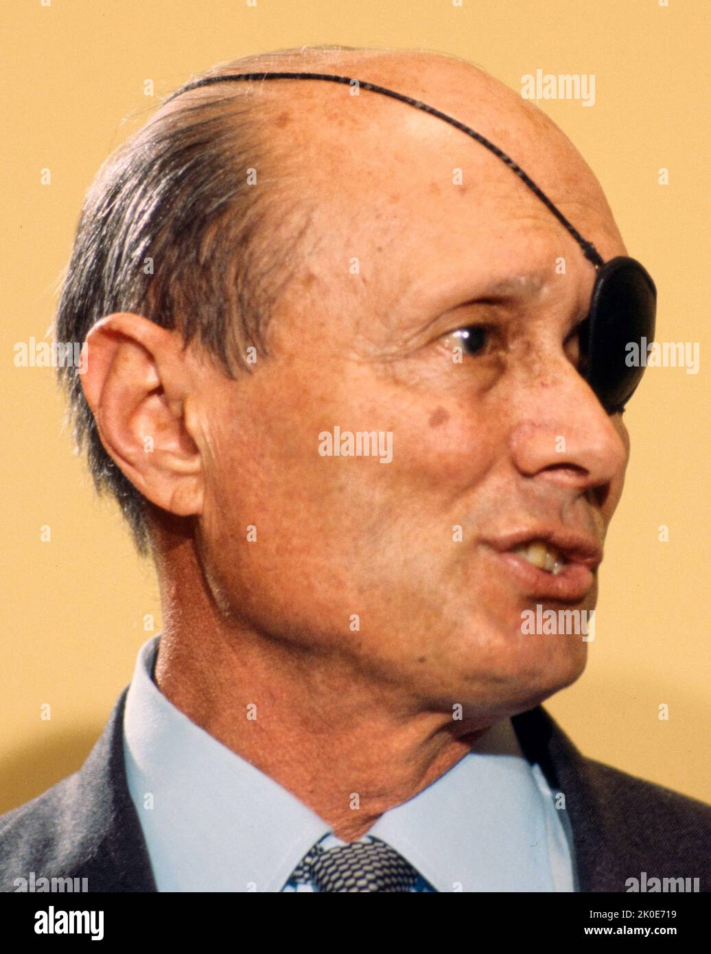 Moshe Dayan (1915. - 16. Oktober 1981) israelischer Militärführer und Politiker. Kommandant der Jerusalemer Front im arabisch-israelischen Krieg von 1948, Stabschef der israelischen Streitkräfte (1953-1958). Verteidigungsminister während des Sechstagekrieges 1967 wurde er zum weltweiten Kampfsymbol des neuen Staates Israel. Dayan wurde kurz vor dem Sechstagekrieg 1967 Verteidigungsminister. Stockfoto