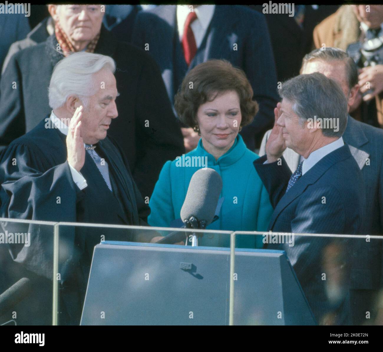 Die Amtseinführung von Jimmy Carter als Präsident der Vereinigten Staaten von 39. fand am Donnerstag, dem 20. Januar 1977, im East Portico des US-Kapitols in Washington D.C. statt.Oberrichter Warren E. Burger hat Carter den Amtseid des Präsidenten übertragen. Stockfoto