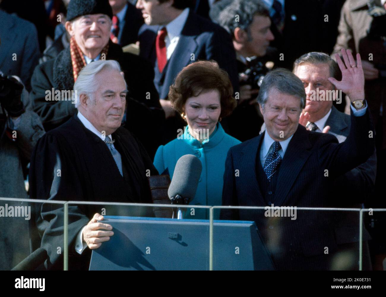Die Amtseinführung von Jimmy Carter als Präsident der Vereinigten Staaten von 39. fand am Donnerstag, dem 20. Januar 1977, im East Portico des US-Kapitols in Washington D.C. statt.Oberrichter Warren E. Burger hat Carter den Amtseid des Präsidenten übertragen. Stockfoto