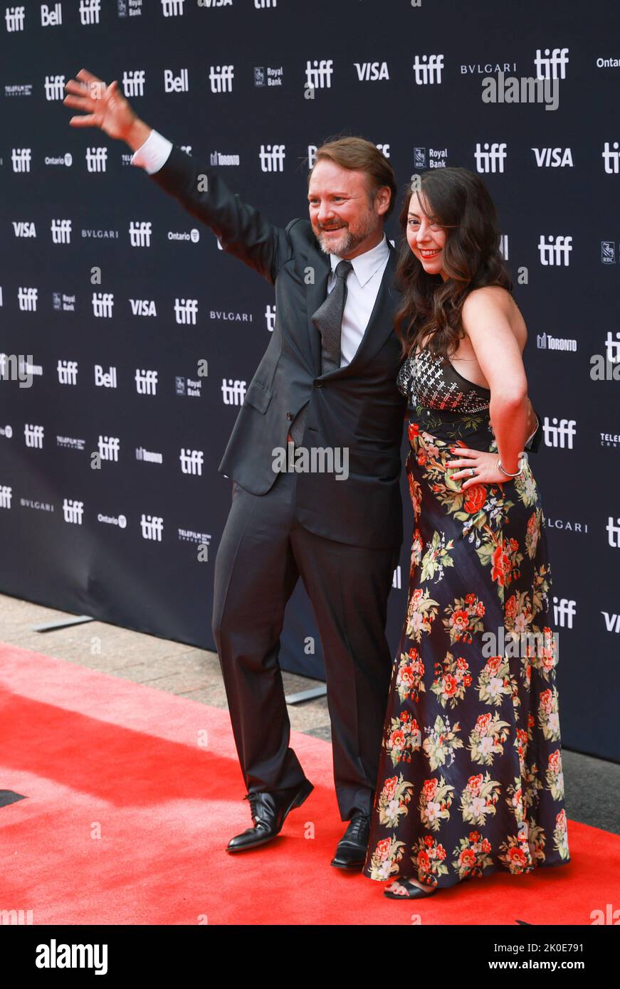 Rian Johnson und Karina Longworth besuchen die Premiere von „Glass Onion: A Knives Out Mystery“ während des Toronto International Film Festival 2022 im Princess of Wales Theatre am 10. September 2022 in Toronto Stockfoto