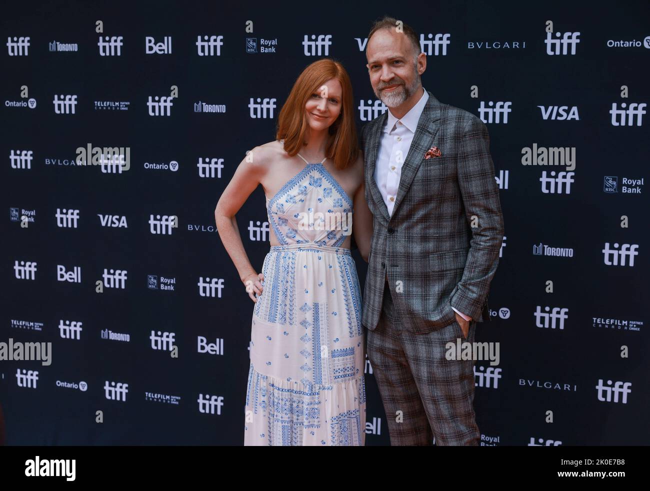 (L-R) Katie Chastain und Nathan Johnson nehmen an der Premiere von „Glass Onion: A Knives Out Mystery“ während des Toronto International Film Festival 2022 im Princess of Wales Theatre am 10. September 2022 in Toronto Teil Stockfoto