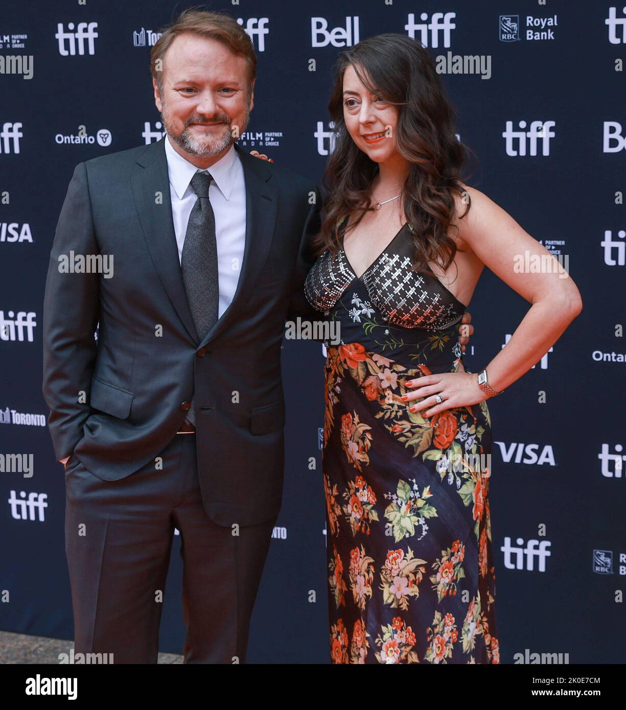 Rian Johnson und Karina Longworth besuchen die Premiere von „Glass Onion: A Knives Out Mystery“ während des Toronto International Film Festival 2022 im Princess of Wales Theatre am 10. September 2022 in Toronto Stockfoto