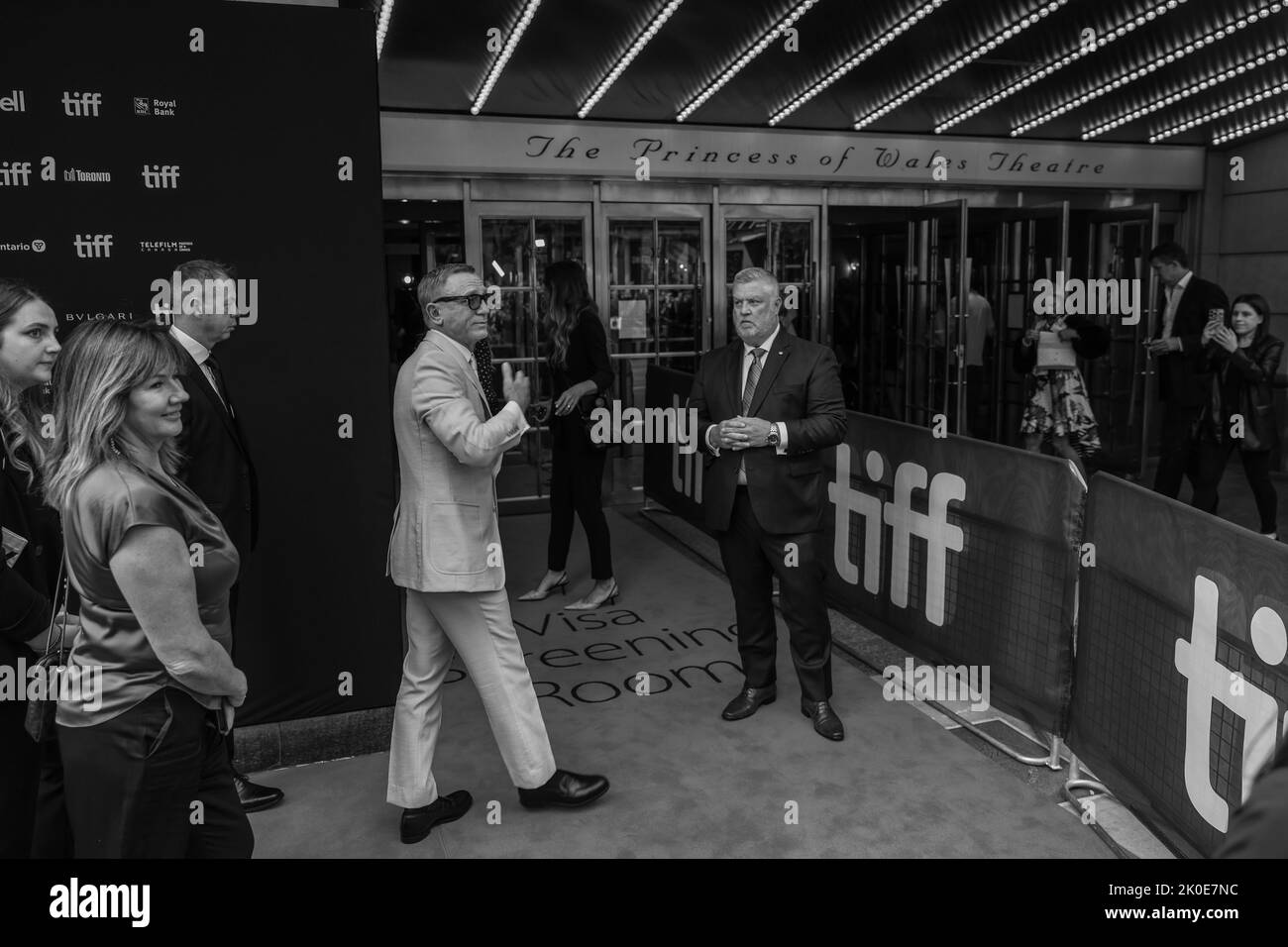 Daniel Craig nimmt an der Premiere von „Glass Onion: A Knives Out Mystery“ während des Toronto International Film Festival 2022 im Princess of Wales Theatre am 10. September 2022 in Toronto Teil Stockfoto