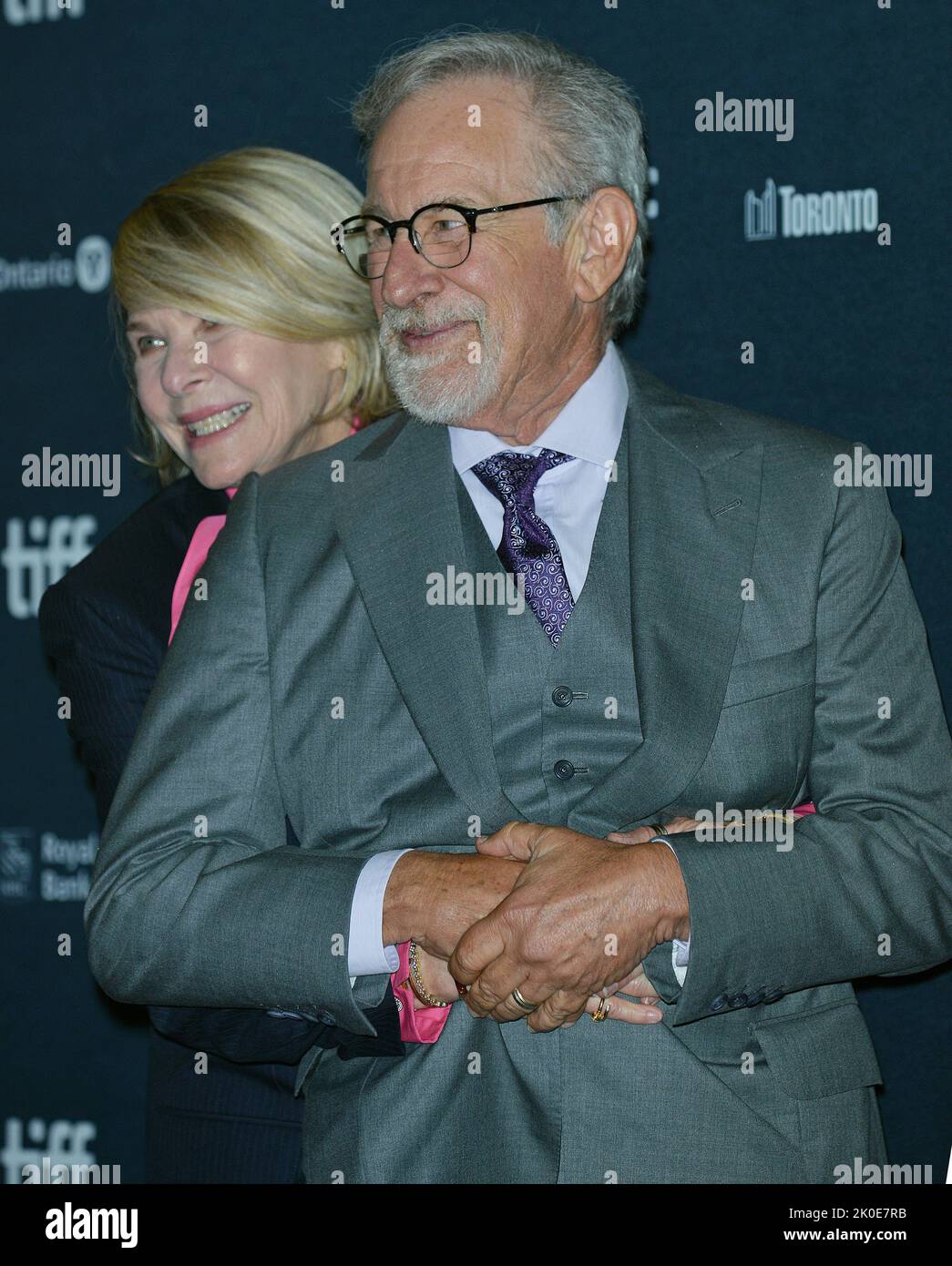 Toronto, Kanada. 10. September 2022. Regisseur Steven Spielberg (R) und seine Frau Kate Capshaw teilen sich einen unbeschwerten Moment auf dem roten Teppich, als sie zur Weltpremiere von Spielbergs neuestem Film „The Fabelmans“ am 10. September 2022 im Princess of Wales Theatre während des Toronto International Film Festival in Toronto, Kanada, eintreffen. Foto von Chris Chew/UPI Credit: UPI/Alamy Live News Stockfoto
