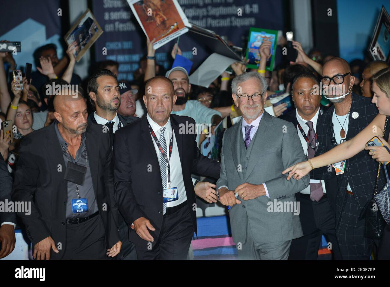 Toronto, Kanada. 10. September 2022. Regisseur Steven Spielberg wird von Sicherheits- und Publizisten begleitet, nachdem er Autogramme für Fans geschrieben hatte, während er während der Weltpremiere seines neuesten Films „The Fabelmans“ im Princess of Wales Theatre während des Toronto International Film Festival in Toronto, Kanada, am 10. September 2022 teilnahm. Foto von Chris Chew/UPI Credit: UPI/Alamy Live News Stockfoto