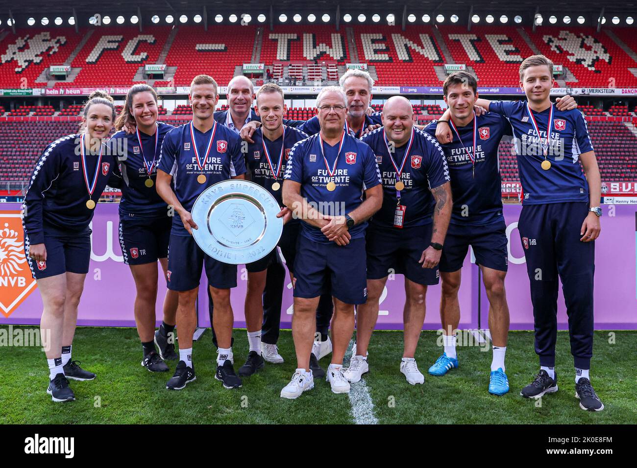 ENSCHEDE, NIEDERLANDE - 11. SEPTEMBER: Cheftrainer Joran Pot vom FC Twente und andere seiner Mitarbeiter während des Supercup-Spiels der niederländischen Frauen zwischen FC Twente und Ajax in der De Grolsch Veste am 11. September 2022 in Enschede, Niederlande (Foto: Marcel ter Bals/Orange Picles) Stockfoto