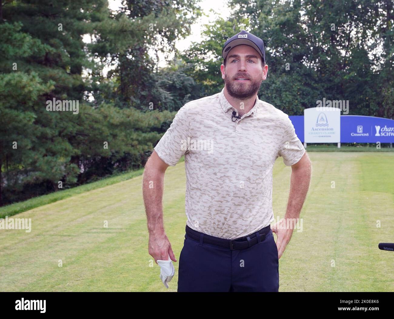 St. Louis, Usa. 10. September 2022. St. Louis Blues Captain Ryan O'Riley schaut am Samstag, den 10. September 2022, während des Legends-Teils des Ascension Charity Classic im Norwood Hills Country Club in St. Louis auf das 11.-Loch. Foto von Bill Greenblatt/UPI Credit: UPI/Alamy Live News Stockfoto
