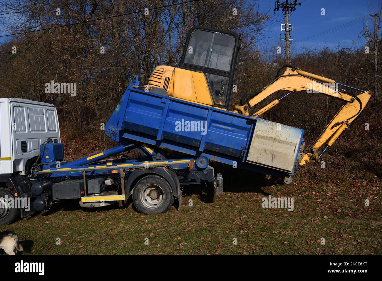 Ein Abschleppwagen lädt eine abgebrochene Maschine Stockfoto