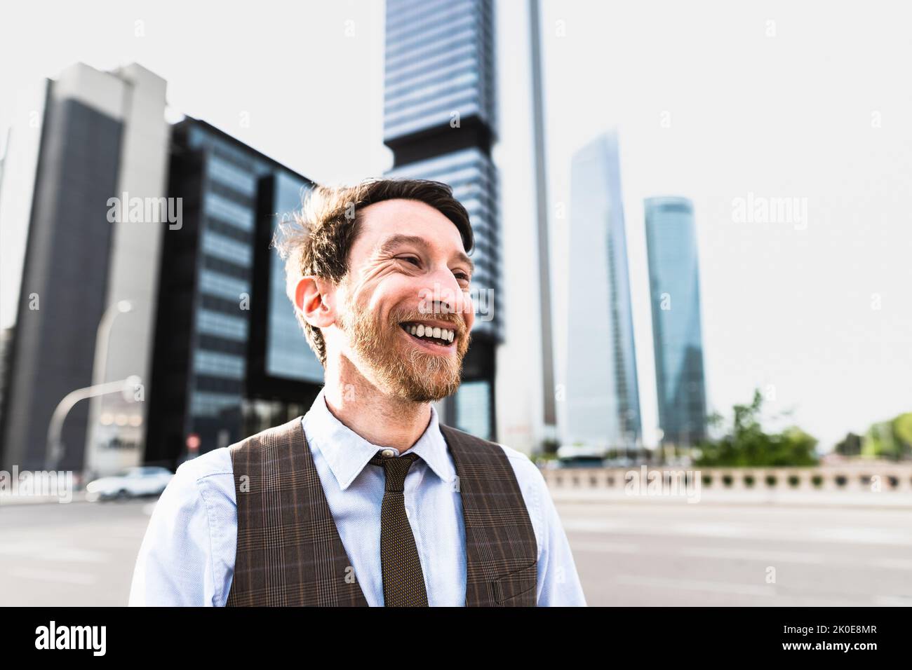 Erfolgreicher junger Mann außerhalb des Unternehmensbüros Stockfoto