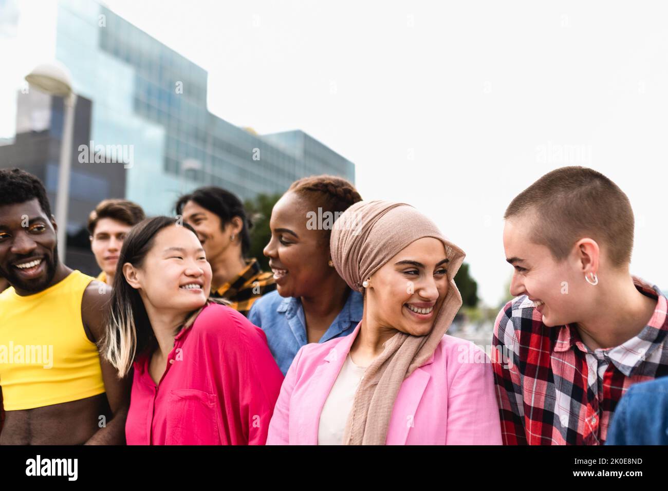 Junge multirassische Freunde haben Spaß zusammen in der Stadt hängen - Freundschaft und Vielfalt Konzept Stockfoto