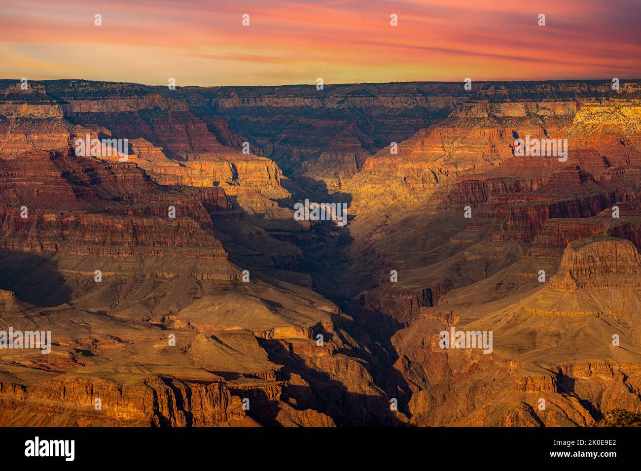 Ein Blick auf den zerklüfteten, aber wunderschönen und dramatischen Grand Canyon Nationalpark während eines launischen Sonnenuntergangs zeigt die komplizierten Details der Grate und Formati Stockfoto