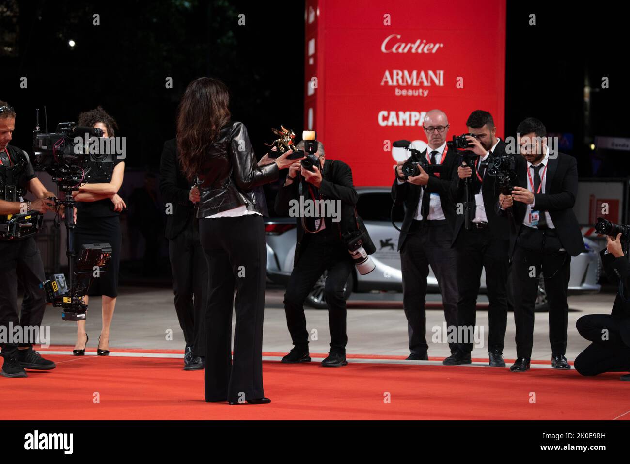 Laura Poitras posiert mit dem Goldenen Löwen für den besten Film für „All the Beauty and the Bloodshed“ während der Fotoaufnahme der Preisträger beim Venice in 79. Stockfoto