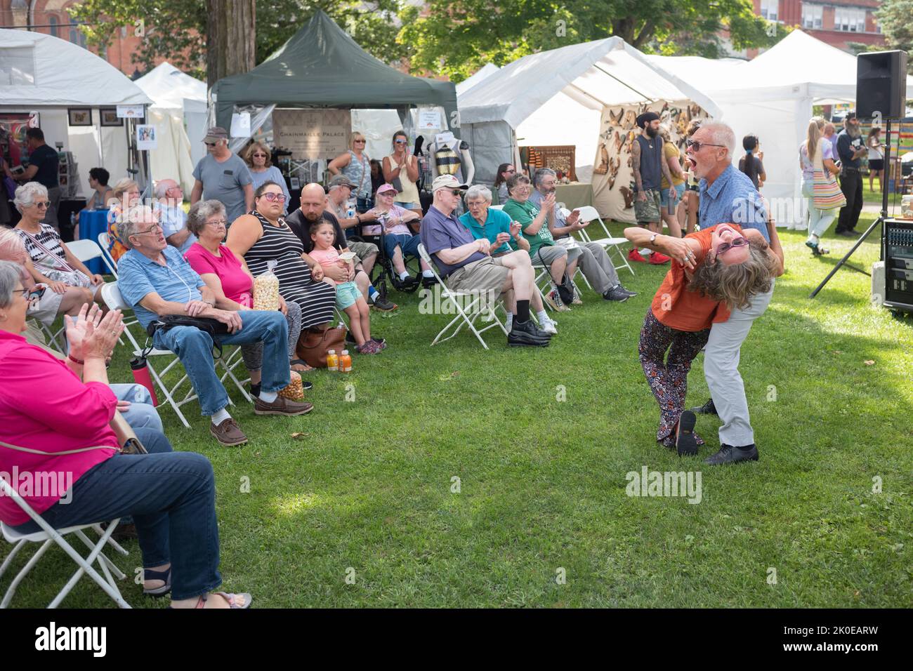 Norwich, NY, USA - 10. September 2022: Ein älteres Paar Swing tanzt zu den Klängen von Live-Dixieland-Musik beim Colorscape Chenango Arts Festival, einem fre Stockfoto