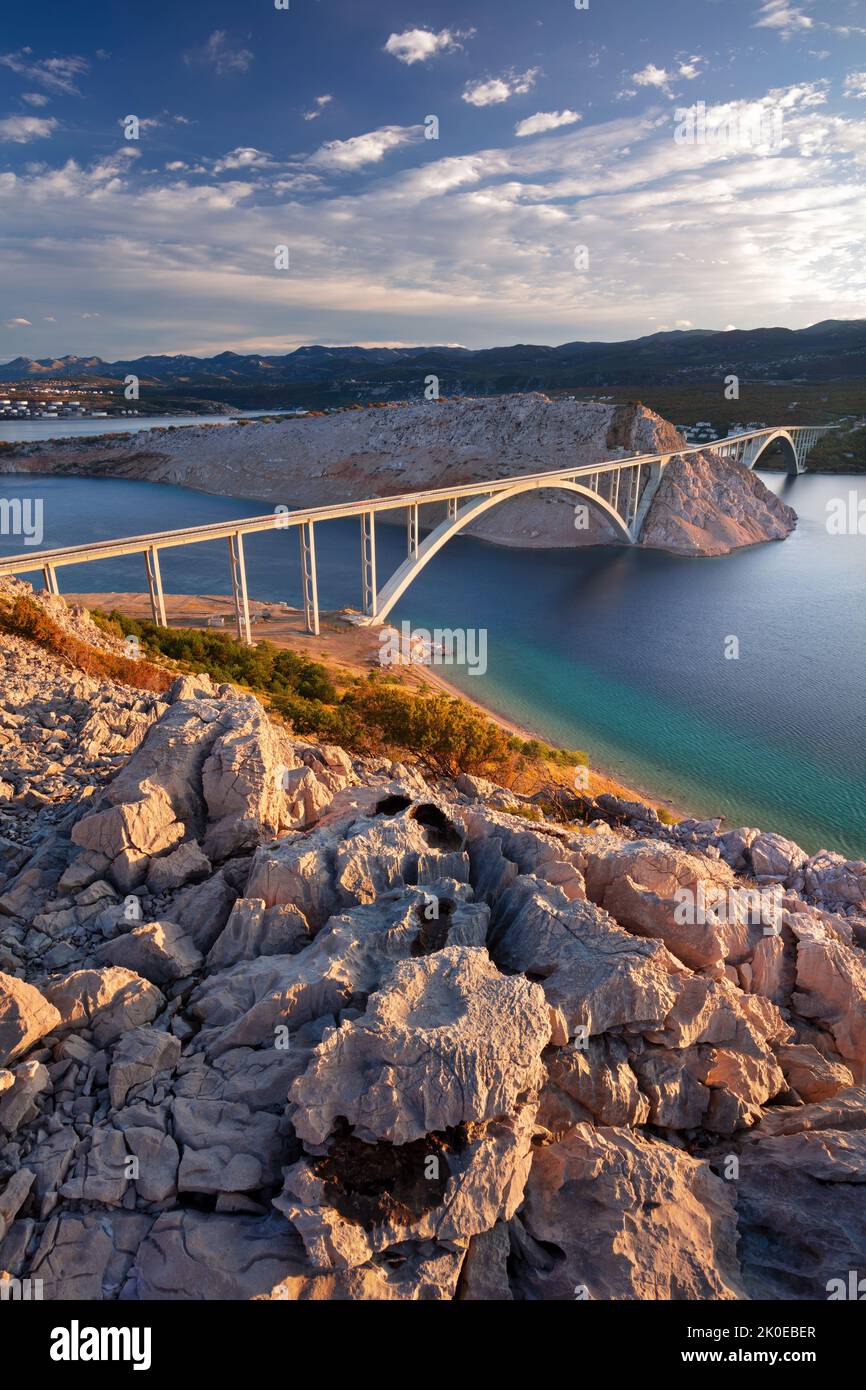 Krk-Brücke, Kroatien. Bild der Brücke von Krk, die die kroatische Insel Krk mit dem Festland bei schönem Sommersonnenaufgang verbindet. Stockfoto