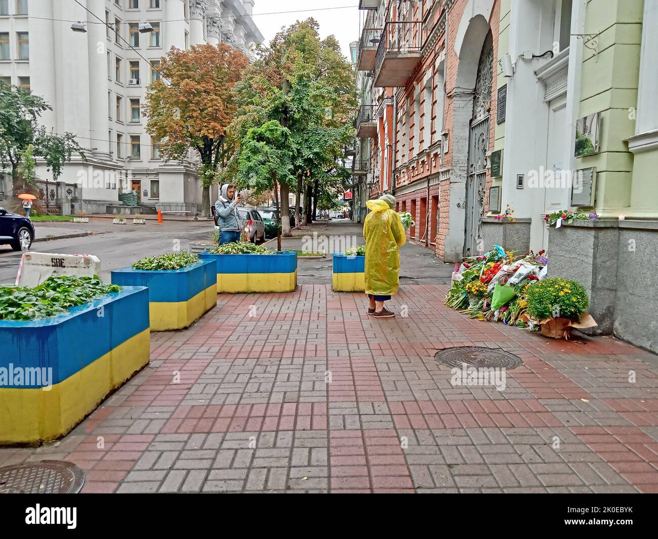 Blumen und Botschaften, die die Öffentlichkeit in der Nähe der britischen Botschaft (Botschaft Großbritanniens) in Kiew als Hommage an Königin Elisabeth II. Am 09. September 2022 in Kiew, Ukraine, hinterlassen hat. Königin Elizabeth II. Starb am 8. September 2022 im Alter von 96 Jahren. Stockfoto