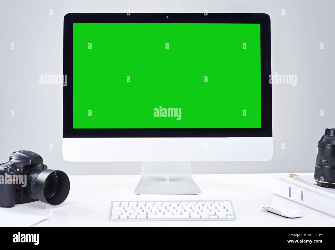 Erreichen Sie mehr Kunden für Ihr Fotogeschäft mit Online-Werbung. Ein Desktop-PC mit grünem Bildschirm. Stockfoto