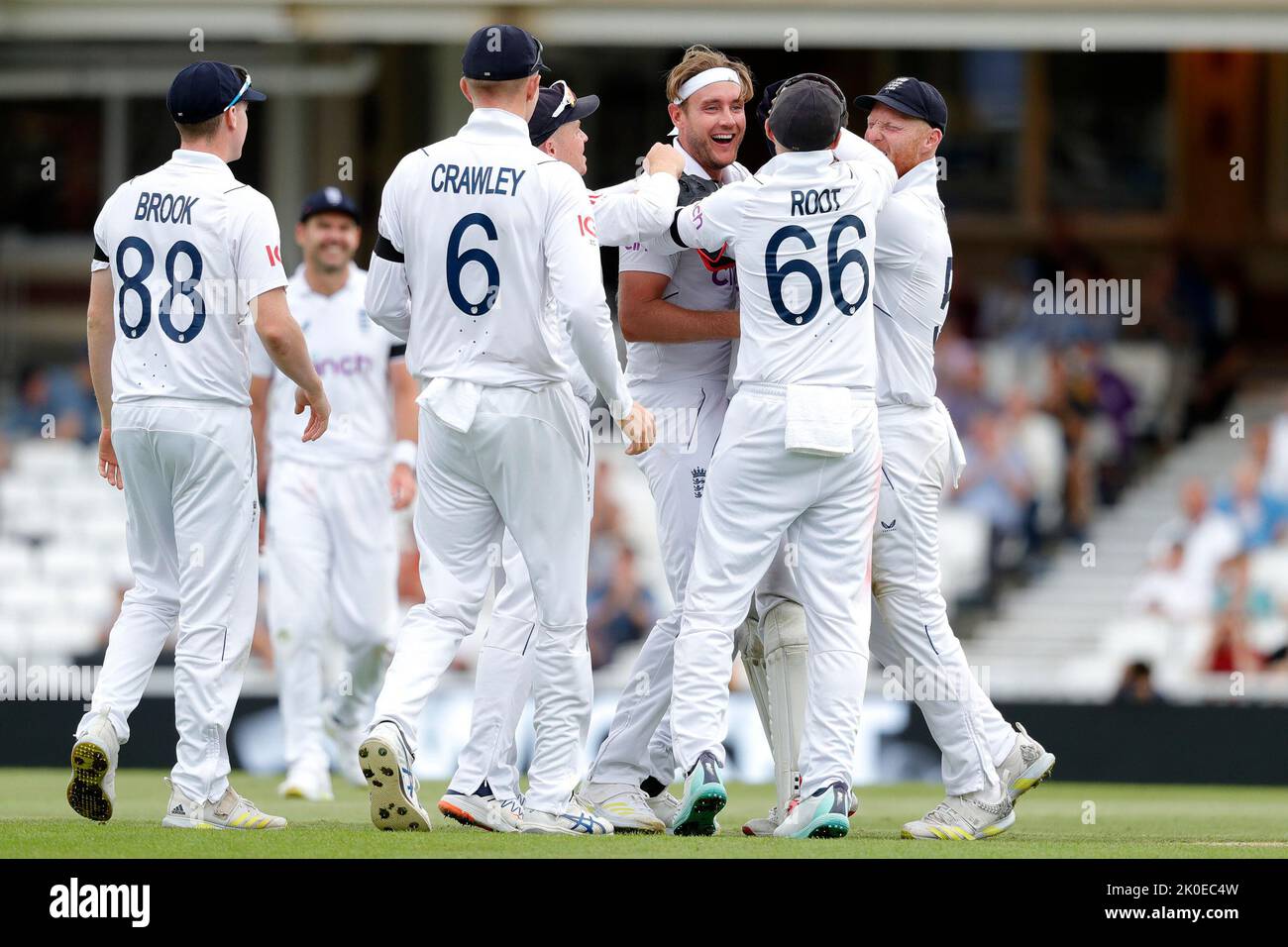 Englands Stuart Broad feiert, nachdem er den Südafrikaner Ryan Rickelton mit Harry Brook, Zak Crawley und Joe Root während des LV= Insurance Test Matches, England gegen Südafrika, im Kia Oval, London, Großbritannien, 11.. September 2022, entlässt hat (Foto von Ben Whitley/News Images) Stockfoto