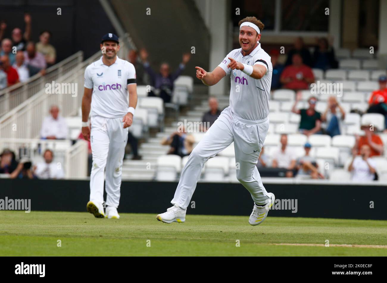 London, Großbritannien. 11. September 2022. Der englische Stuart Broad (Nottinghamshire) feiert LBW auf Ryan Rickelton aus Südafrika während der Test Match Series (Tag 4 von 5 ), einem Spiel zwischen England und Südafrika auf dem Kia Oval Ground, am 101H. September 2022 in London, Großbritannien. Quelle: Action Foto Sport/Alamy Live News Stockfoto