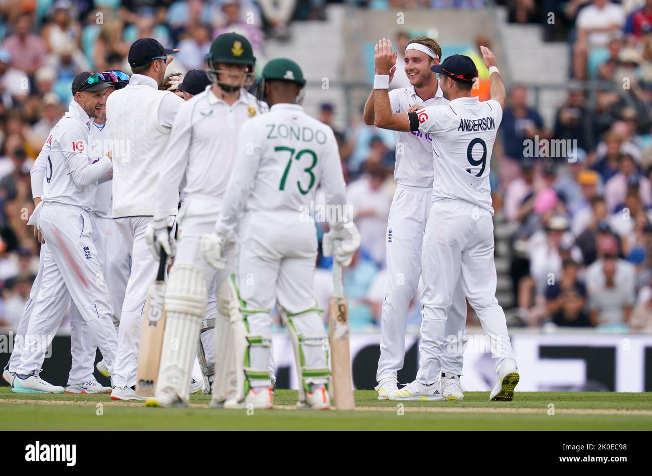 Der englische Stuart Broad (zweite rechts) feiert, nachdem er am vierten Tag des dritten LV= Insurance Test-Spiels im Kia Oval, London, das Dickicht des südafrikanischen Ryan Rickelton mit Teamkollegen übernommen hat. Bilddatum: Sonntag, 11. September 2022. Stockfoto