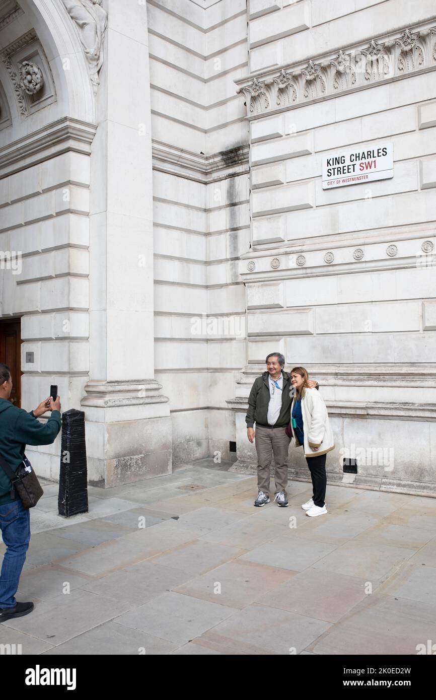 King Charles Street, London. Ein Paar posiert für Bilder nach dem Tod von Königin Elisabeth II. Während der Trauerzeit um König Karl III Stockfoto