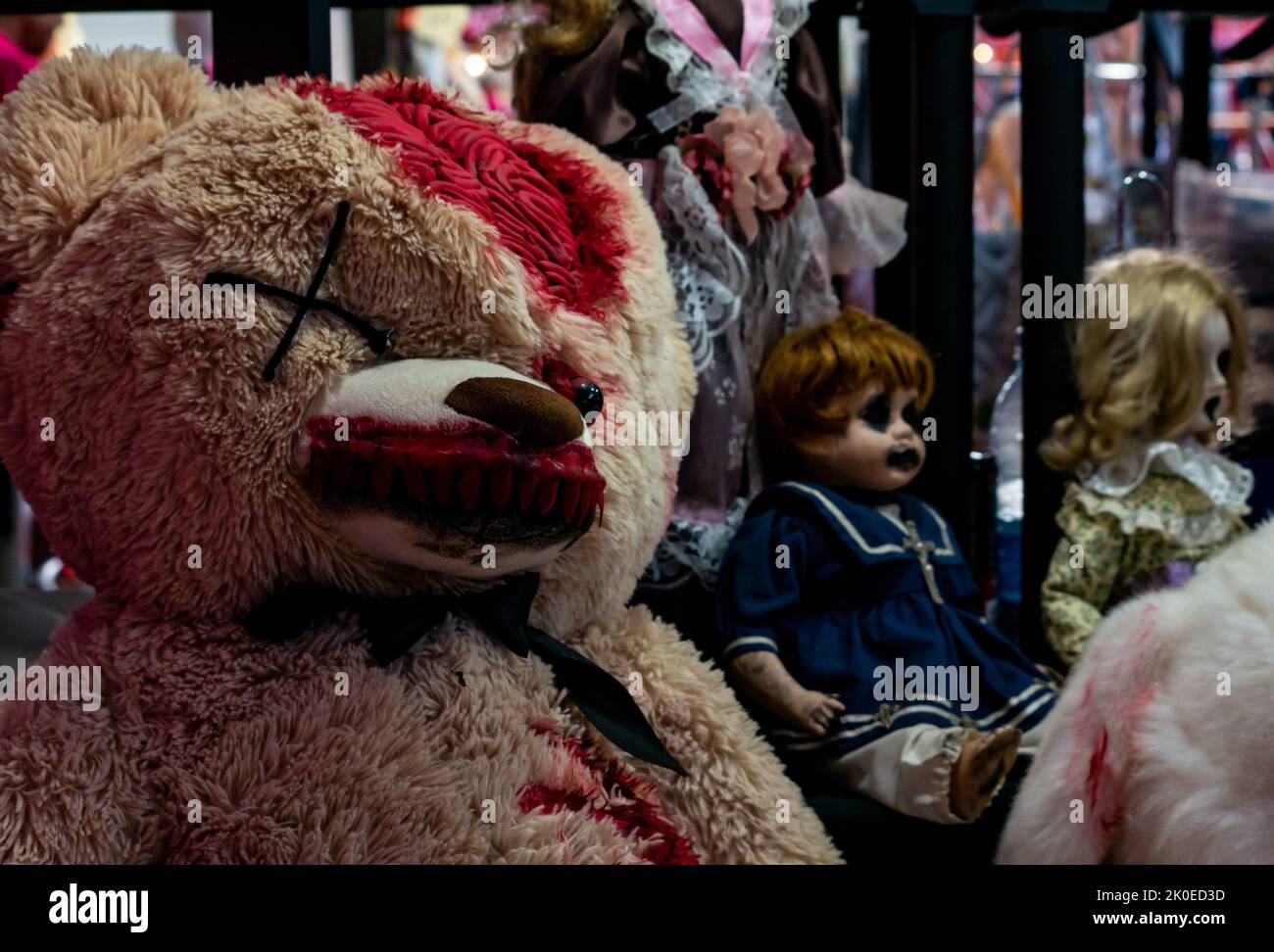 teddybär mit blutüberzogenen Puppen im Horrorstil Stockfoto