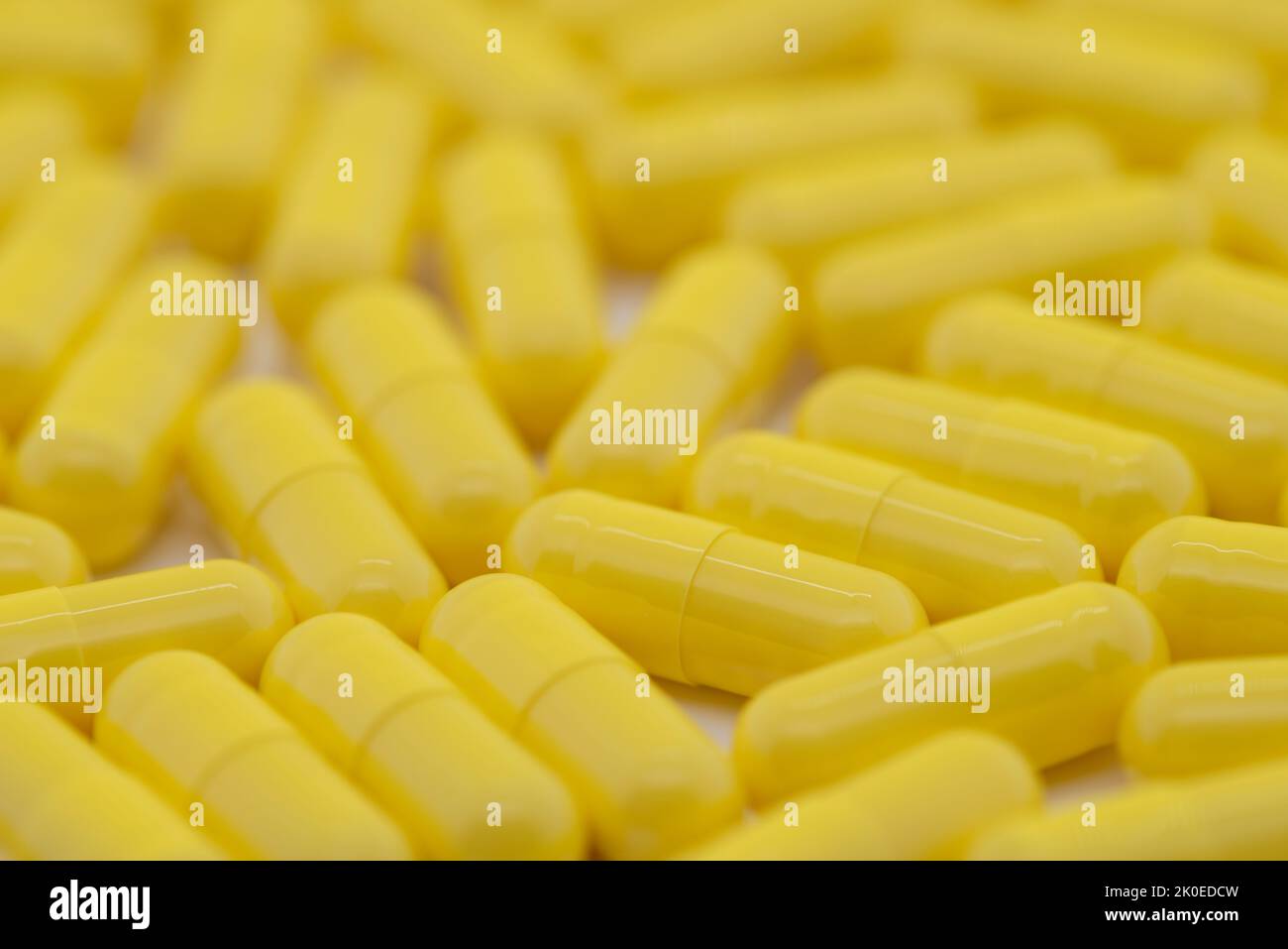 Viele gelbe Pillen verteilt, Medizin, zugeschnittenes Bild Stockfoto