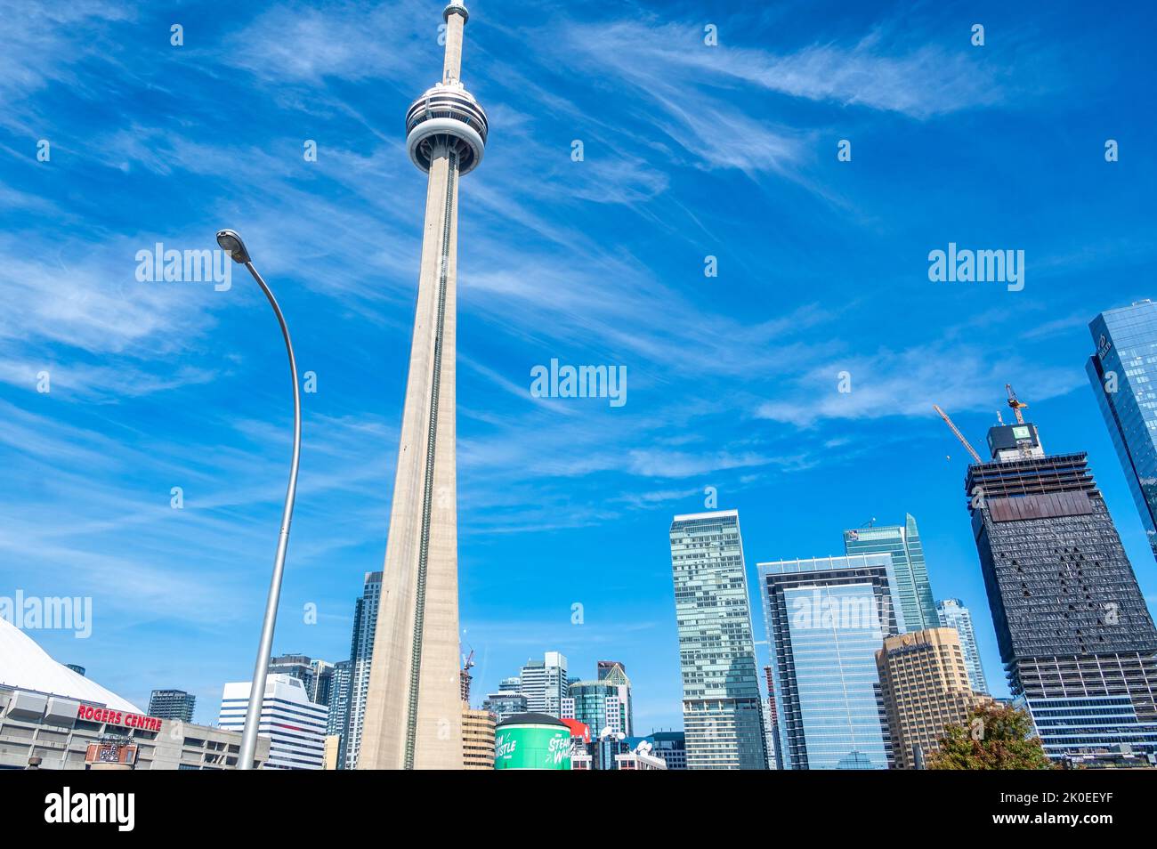Toronto, Kanada - 10. September 2022: CN Tower in der Innenstadt. Sicht vom Gardiner Expressway. Stockfoto