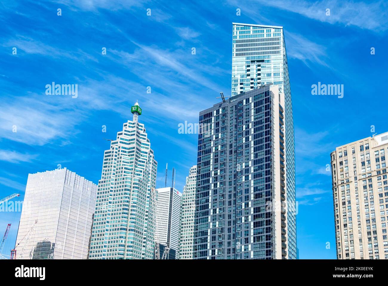 Toronto, Kanada - 10. September 2022: TD Bank Tower und andere moderne Gebäude in der Innenstadt. Sicht vom Gardiner Expressway. Stockfoto