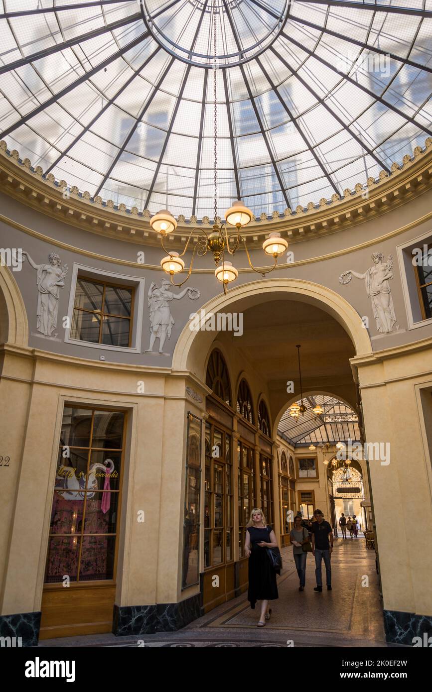 Rotunde und Kuppel in der Galerie Vivienne, einer der berühmten überdachten Passagen oder Einkaufspassagen, die im frühen 19.. Jahrhundert, im Jahr 1823, erbaut wurden, dekoriert Stockfoto