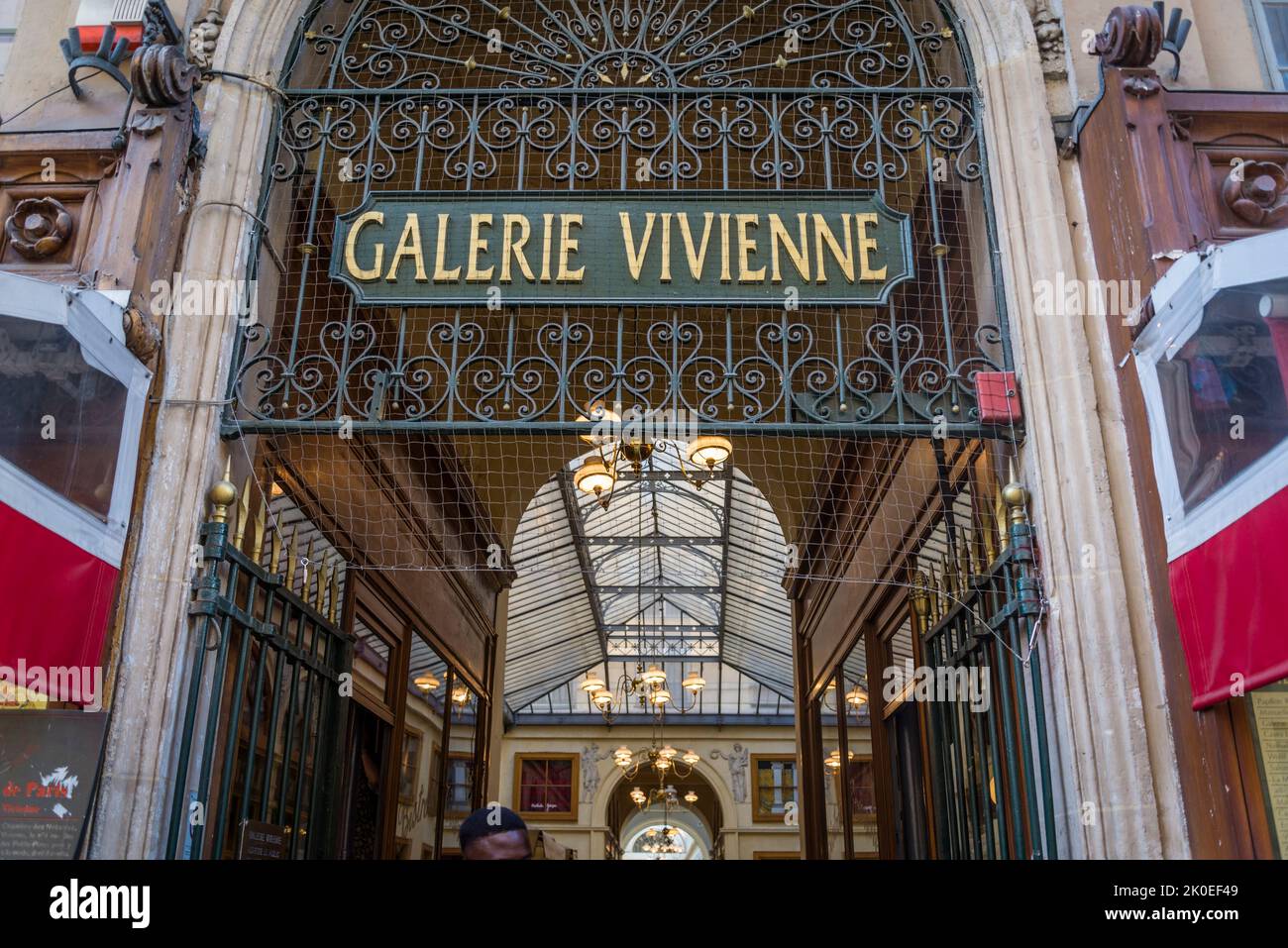 Eintritt in die Galerie Vivienne, eine der berühmten überdachten Passagen oder Einkaufspassagen, die im frühen 19.. Jahrhundert, im Jahr 1823, in Neo-cl dekoriert gebaut wurden Stockfoto