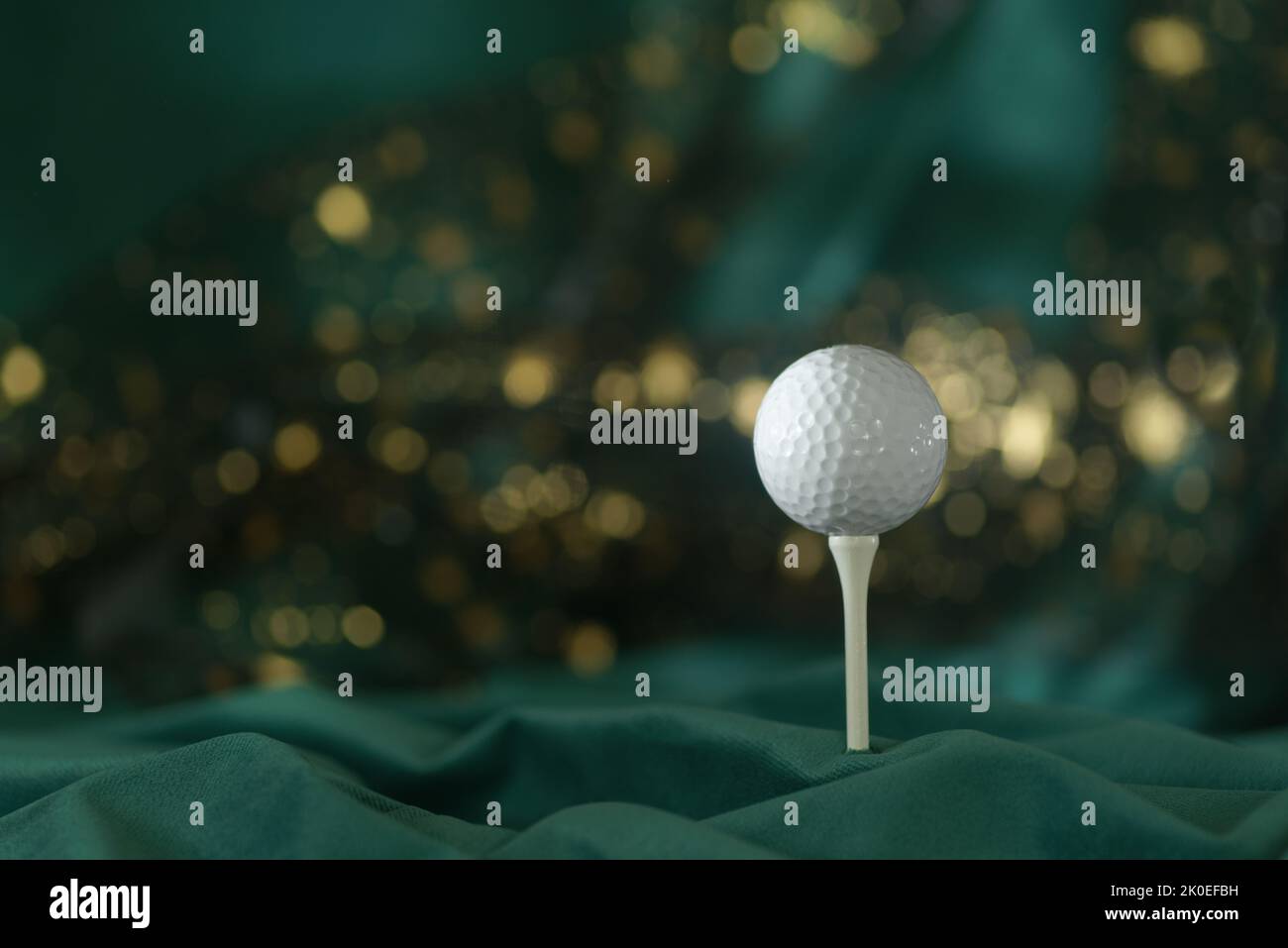 Nahaufnahme des Golfballs auf grünem abstraktem Hintergrund. Konzept der Neujahrskarte Stockfoto