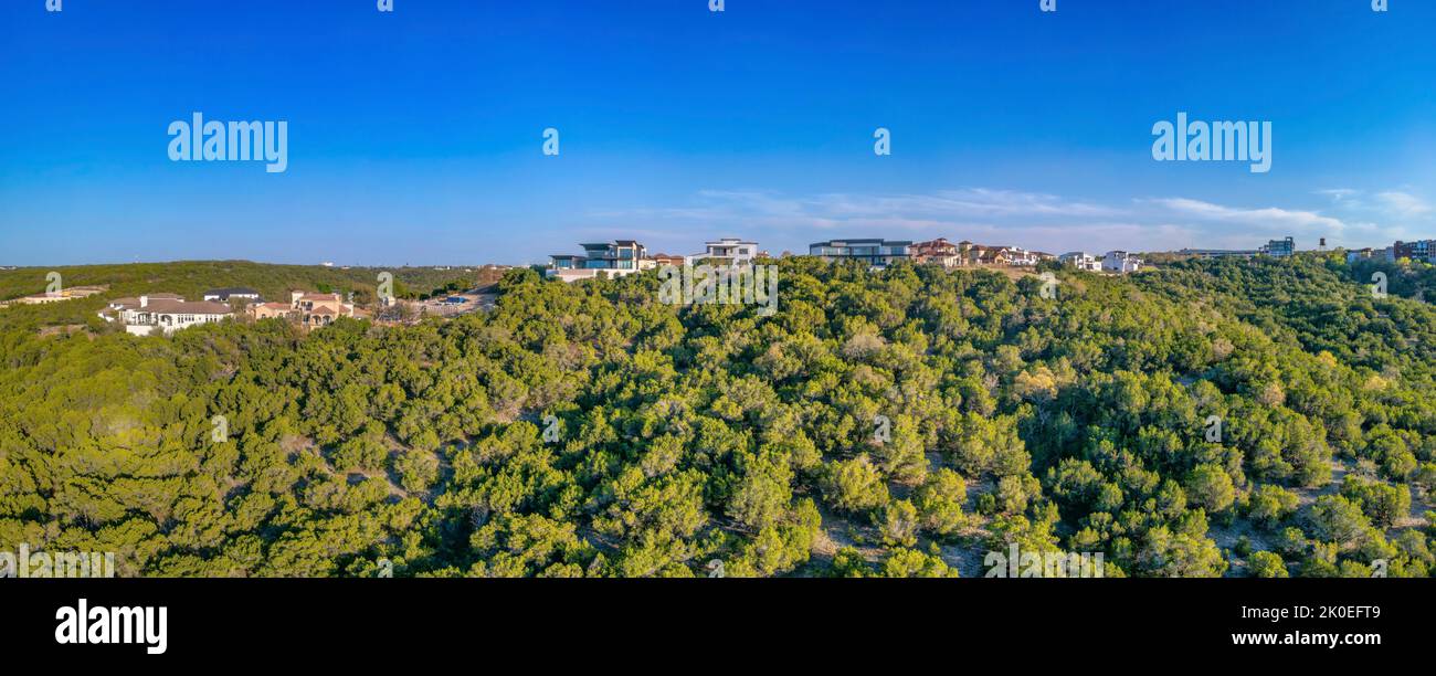 Austin, Texas - reiche Wohngegend auf einem Hügel mit Panoramablick. Große Wohngebäude auf einem Hügel mit Bäumen am Hang Stockfoto