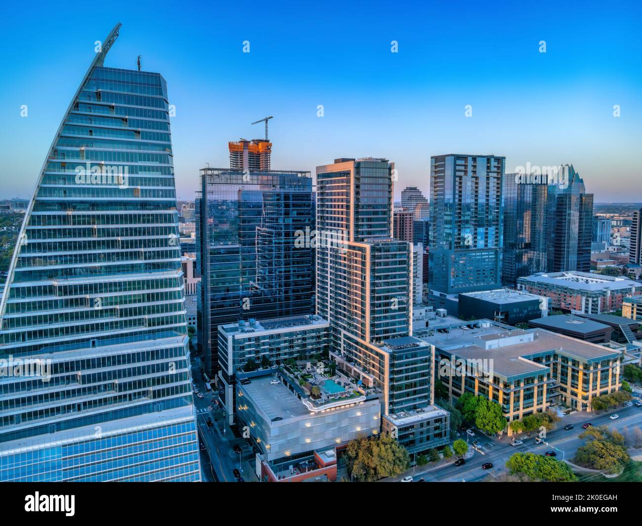 Wolkenkratzergebäude in einem Stadtbild in Austin, Texas. Es gibt Wohn- und Finanzgebäude mit Glaswänden am Horizont-Himmel am BA Stockfoto