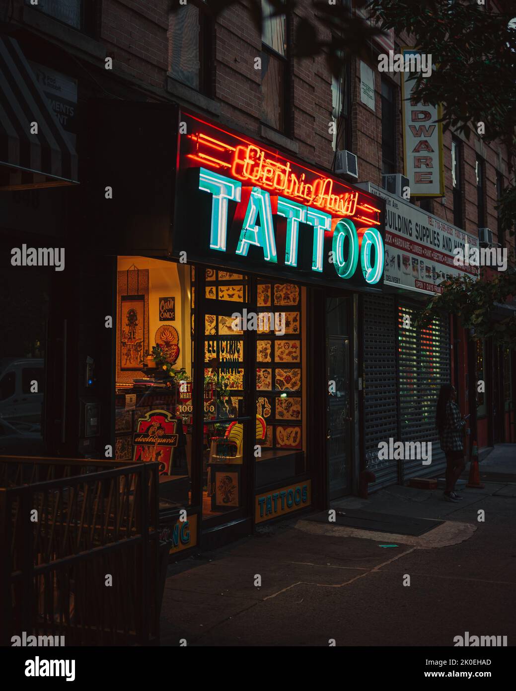 Electric Anvil Tattoo & Piercing Neon-Schild bei Nacht, Crown Heights, Brooklyn, New York Stockfoto