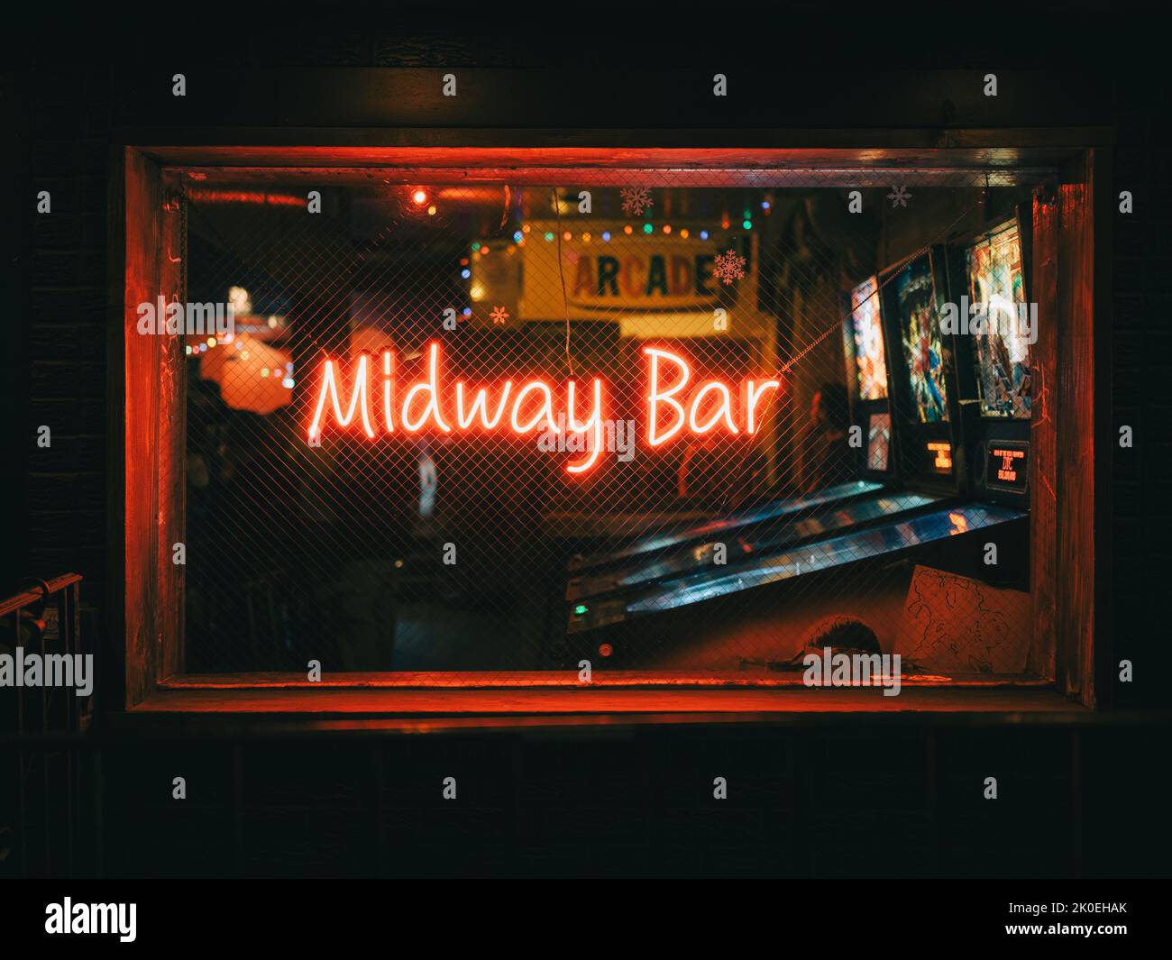 Midway Bar, Neonschild in der Nacht, in Williamsburg, Brooklyn, New York Stockfoto