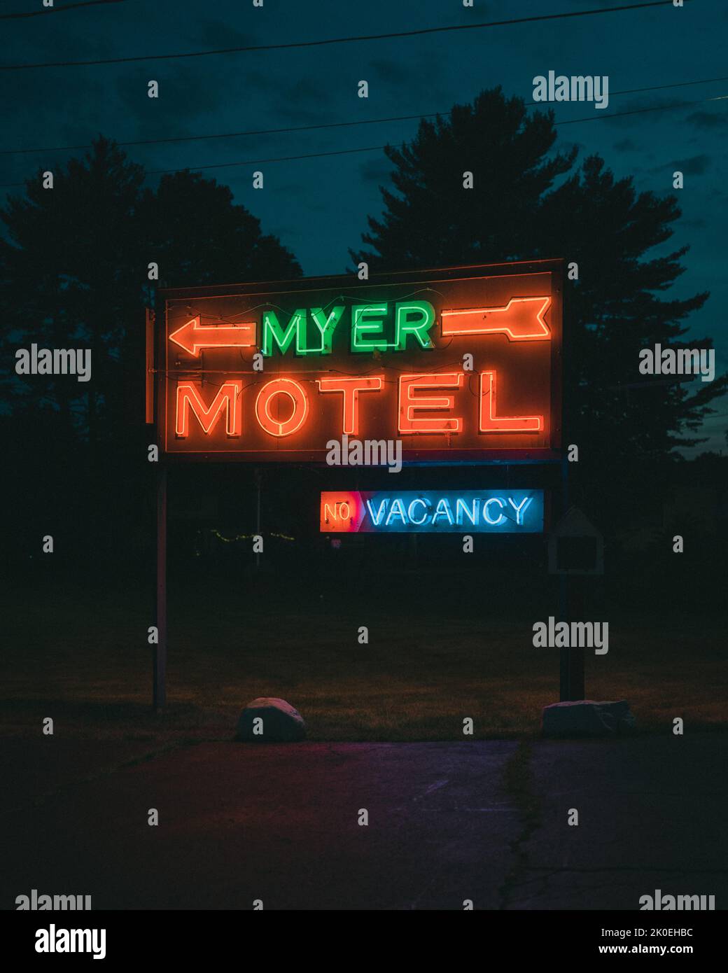 Myer Country Motel Vintage Neonschild bei Nacht, Milford, Pennsylvania Stockfoto