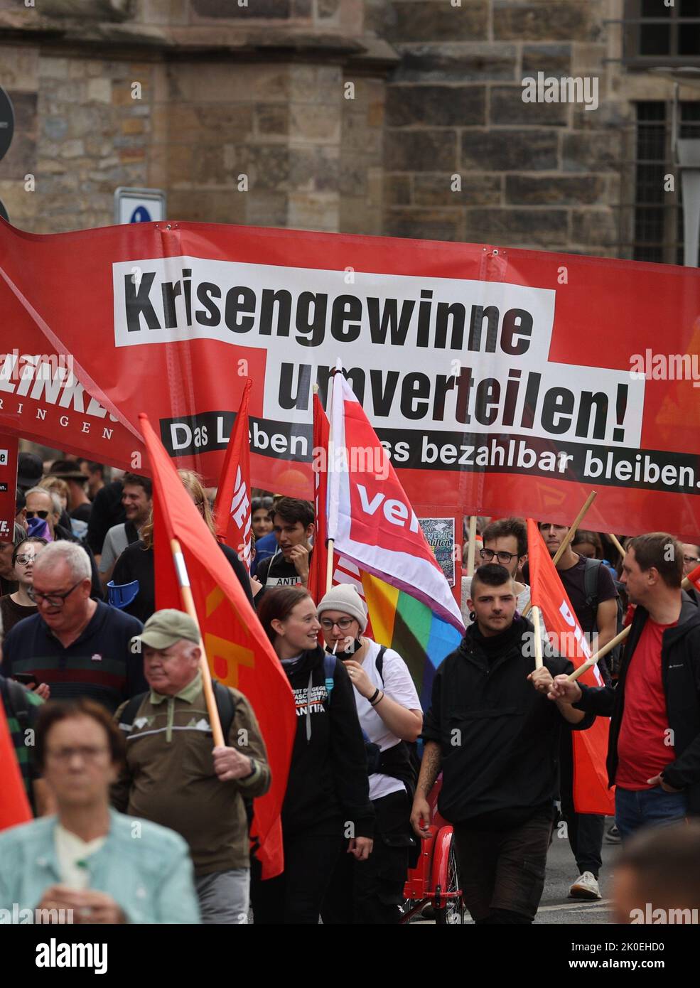 Erfurt, Deutschland. 11. September 2022. Teilnehmer einer Kundgebung und Demonstration unter dem Motto: 'Nicht bei uns! - Wir frieren nicht für Gewinne ein!", stehen vor dem Hauptbahnhof. Ein Bündnis von Gewerkschaften, Sozialverbänden und anderen Organisationen hat zu der Protestveranstaltung aufgerufen. Kredit: Bodo Schackow/dpa/Alamy Live Nachrichten Stockfoto