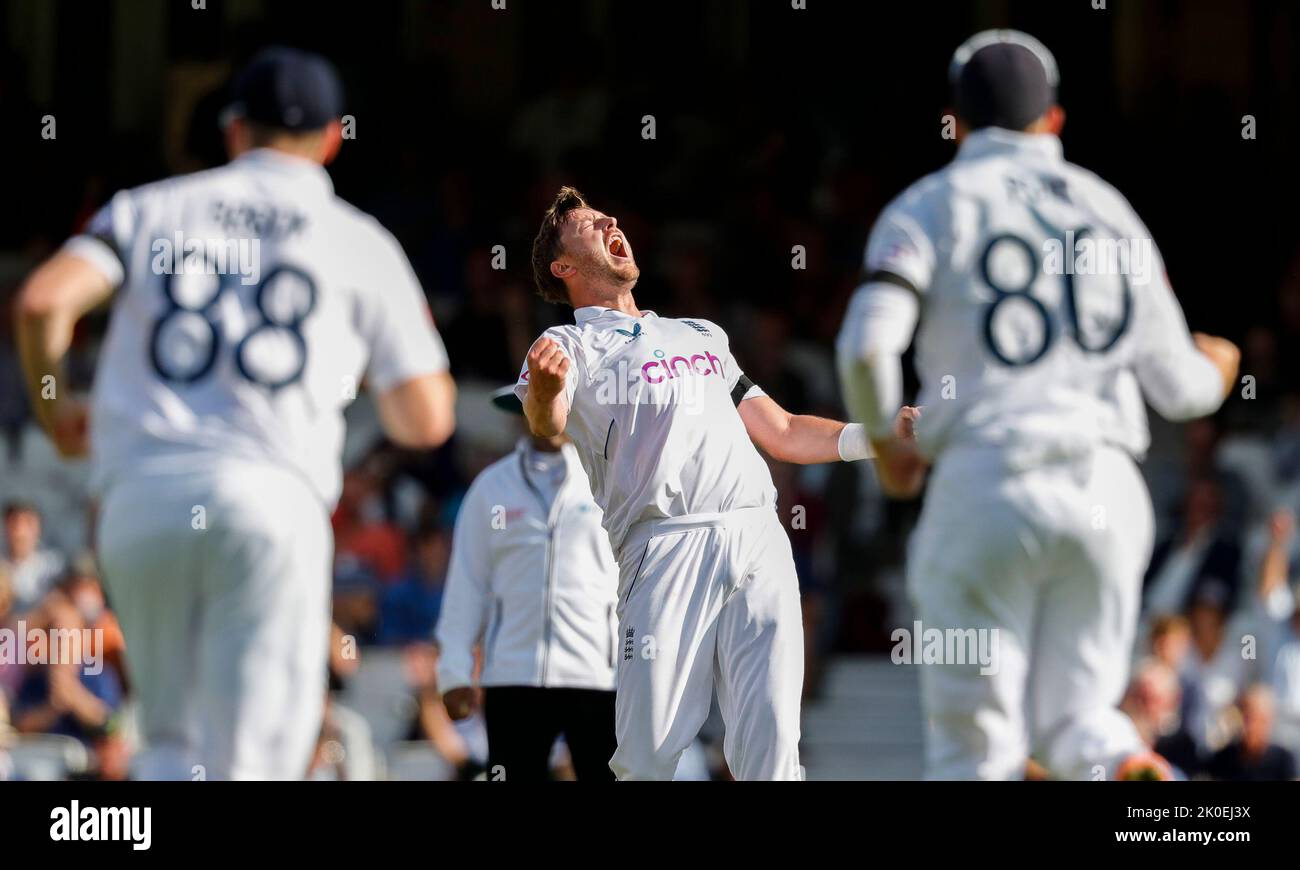 Englands Ollie Robinson feiert, nachdem er Südafrikas Wiaan Mulder während des LV= Insurance Test Matches entlässt hatte England gegen Südafrika im Kia Oval, London, Großbritannien, 11.. September 2022 (Foto von Ben Whitley/News Images) Stockfoto