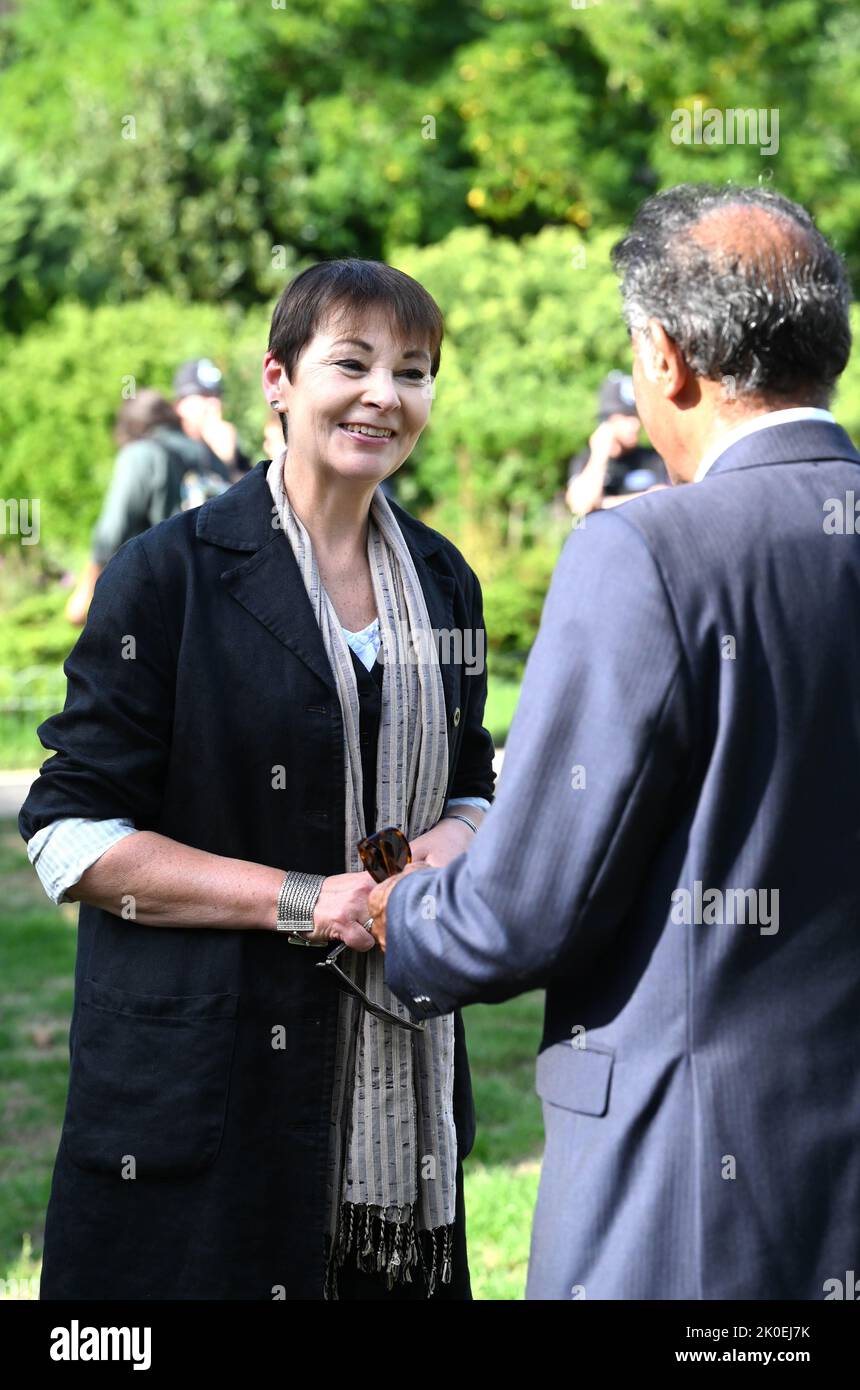 Brighton UK 11. September 2022 - Caroline Lucas MP für Brighton Pavilion bei der Proklamation von König Charles III., die der Bürgermeister von Brighton & Hove Cllr Lizzie Deane heute vom Nordbalkon des Königlichen Pavillons von Brighton las: Credit Simon Dack / Alamy Live News Stockfoto