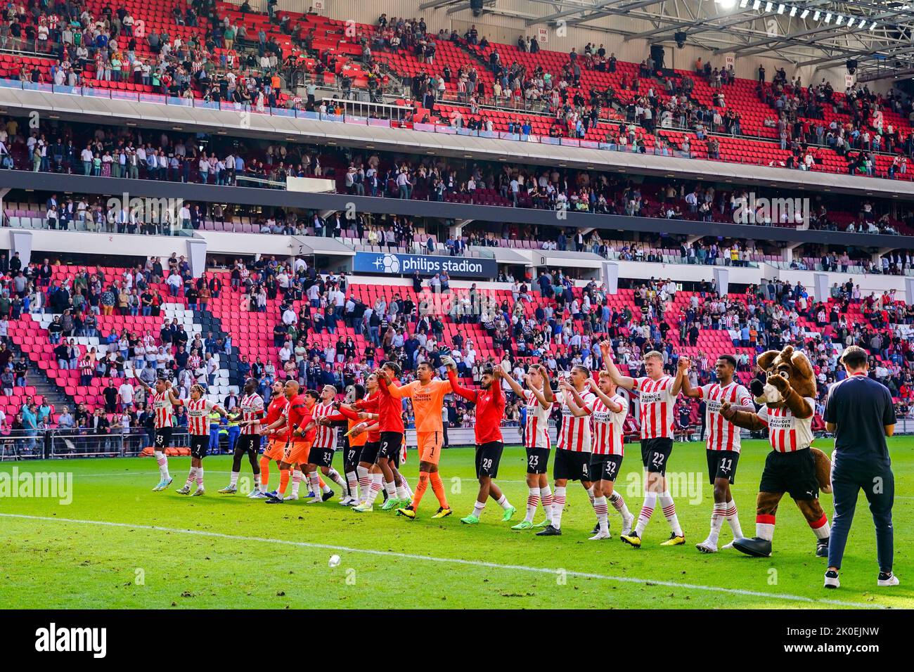 EINDHOVEN, NIEDERLANDE - 11. SEPTEMBER: Spieler des PSV danken den Fans für ihre Unterstützung, Savio vom PSV, Xavi Simons vom PSV, Jordan Teze vom PSV, Ibrahim Sangare vom PSV, Boy Waterman vom PSV, Philipp Max vom PSV, Johan Bakayoko vom PSV, Ki Jana Hoever vom PSV, Walter Benitez vom PSV, Ismael Saibari vom PSV, Armando Obispo vom PSV, Yorbe Vertessen vom PSV, Jarrad Branthwaite vom PSV, Cody Gakpo vom PSV und MASCOT beim niederländischen Eredivisie-Spiel zwischen PSV und RKC Waalwijk am 11. September 2022 im Philips Stadion in Eindhoven, Niederlande (Foto von Joris Verwijst/Orange Picturs) Stockfoto