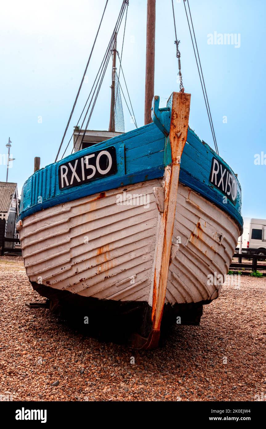 Das zweimastige blau-weiß lackierte Fischerboot aus dem Jahr RX150 ist Teil einer Außenausstellung von Fischerbooten, die vom Fishermen's Museum Hastings ausgestellt wird Stockfoto