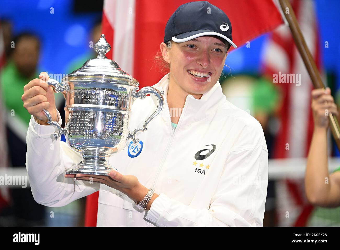 Queens, NY, USA. 10. September 2022. **KEINE NY-ZEITUNGEN** IGA Swiatek (POL) gegen Ons Jabeur (tun): IGA Swiatek posiert mit der Championship-Trophäe, nachdem sie am 10. September 2022 in Flushing Queens in geraden Sätzen auf einem Arthur Ashe Stadium im USTA Billie Jean King National Tennis Center die Ons Jabeur besiegt hat. Kredit: Mpi04/Media Punch/Alamy Live Nachrichten Stockfoto