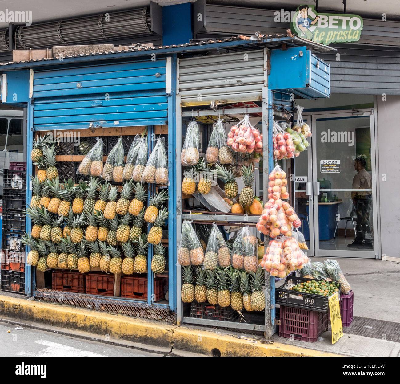 Ananas (Ananas comosus) für saie auf der Straße in San José, Costa Rica. Stockfoto