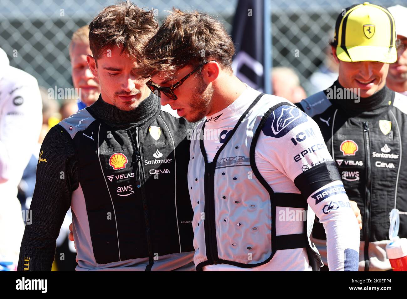 Pierre Gasly (FRA) AlphaTauri und Charles Leclerc (MON) Ferrari am Start. 11.09.2022. Formel 1 Weltmeisterschaft, Rd 16, Großer Preis Von Italien, Monza, Italien, Wettkampftag. Der Bildnachweis sollte lauten: XPB/Alamy Live News. Stockfoto
