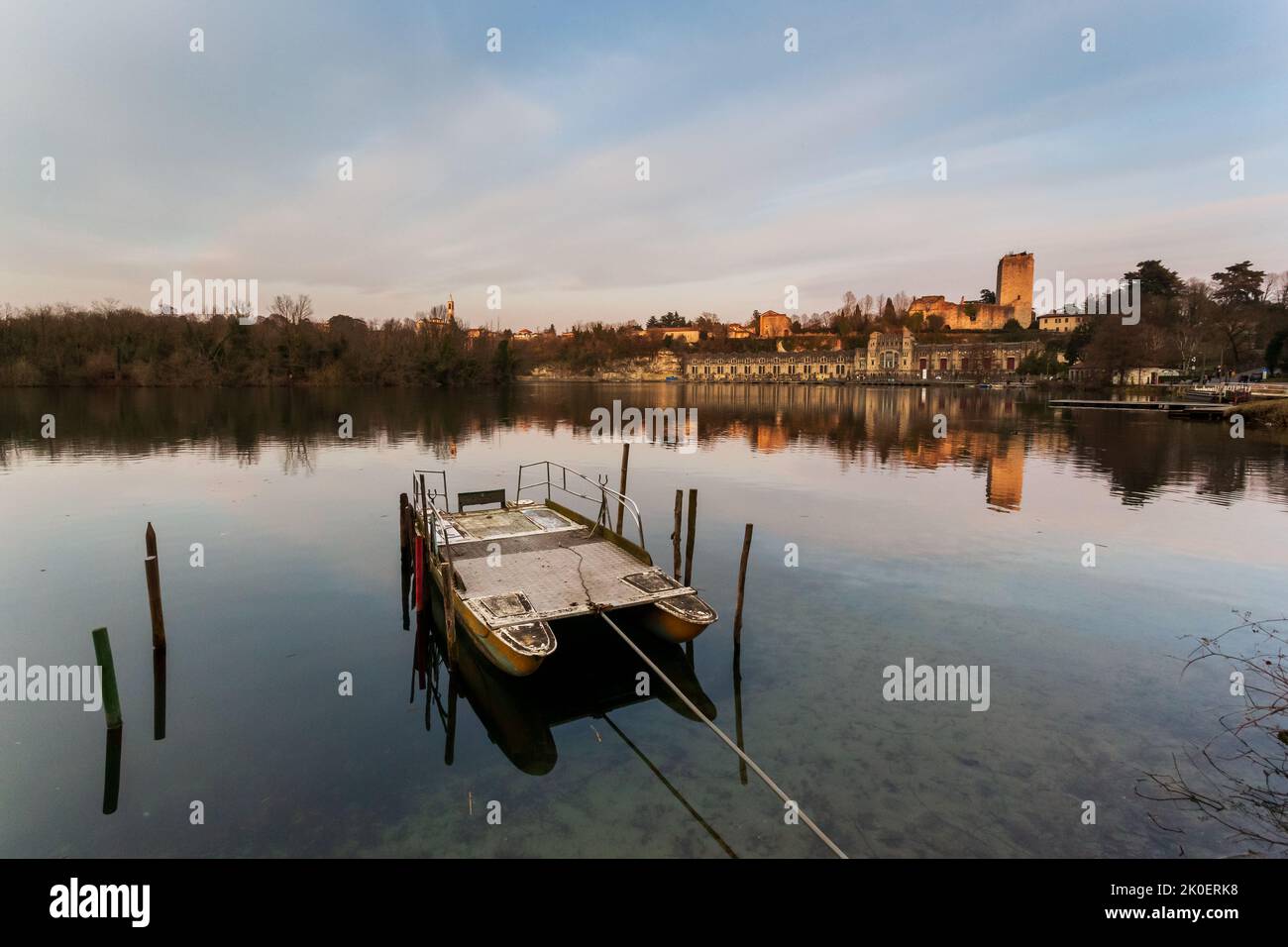 Ein Boot im Fluss Adda vor dem Kraftwerk, Trezzo d'Adda, Po-Tal Stockfoto