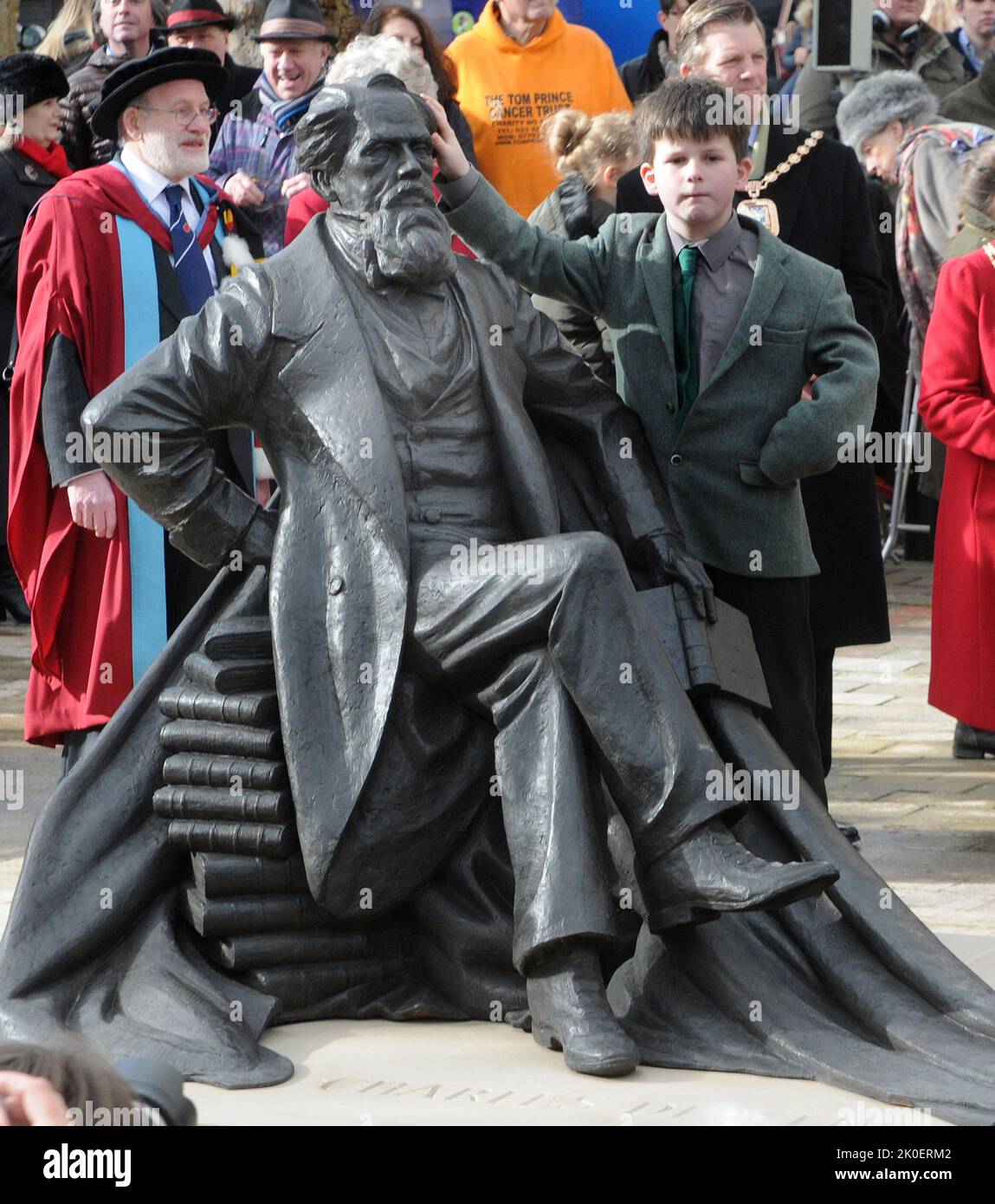 CHARLES DICKENS URENKEL OLIVER DICKENS, 9 JAHRE ALT, MIT DER ERSTEN STATUE DES SCHRIFTSTELLERS IN GROSSBRITANNIEN, DIE IN PORTSMOUTH AUF DER GLEICHEN STRASSE ENTHÜLLT WURDE WIE DER GEBURTSORT DES AUTORS AN SEINEM 2. GEBURTSTAG. BILDER VON MIKE WALKER, MIKE WALKER, 2014 Stockfoto