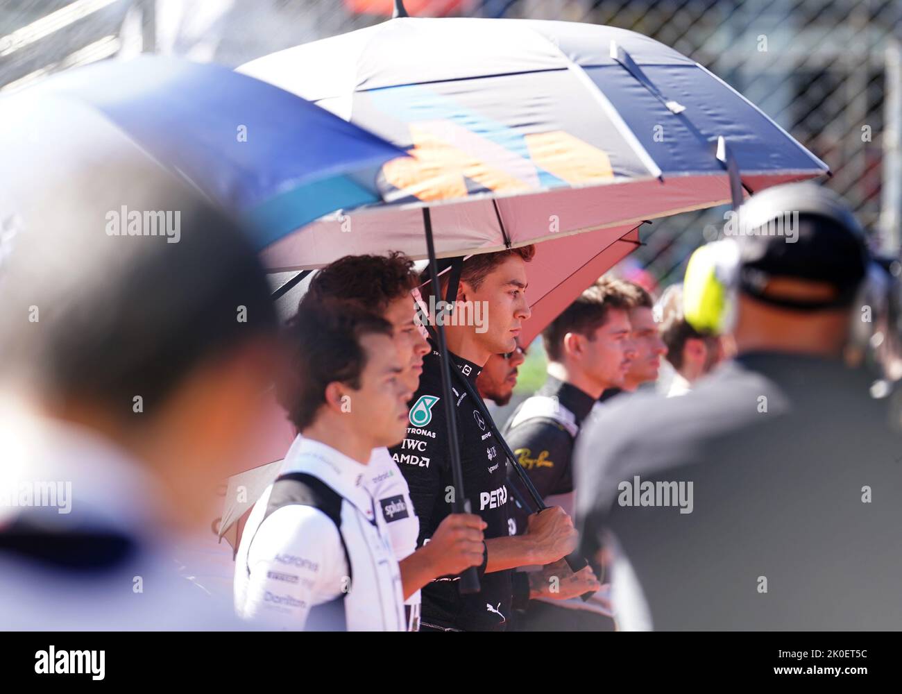 Mercedes' George Russell (Mitte) beobachtet eine Schweigeminute zum Gedenken an Königin Elizabeth II., die am Donnerstag vor dem Großen Preis von Italien auf der Rennstrecke von Monza in Italien starb. Bilddatum: Sonntag, 11. September 2022. Stockfoto