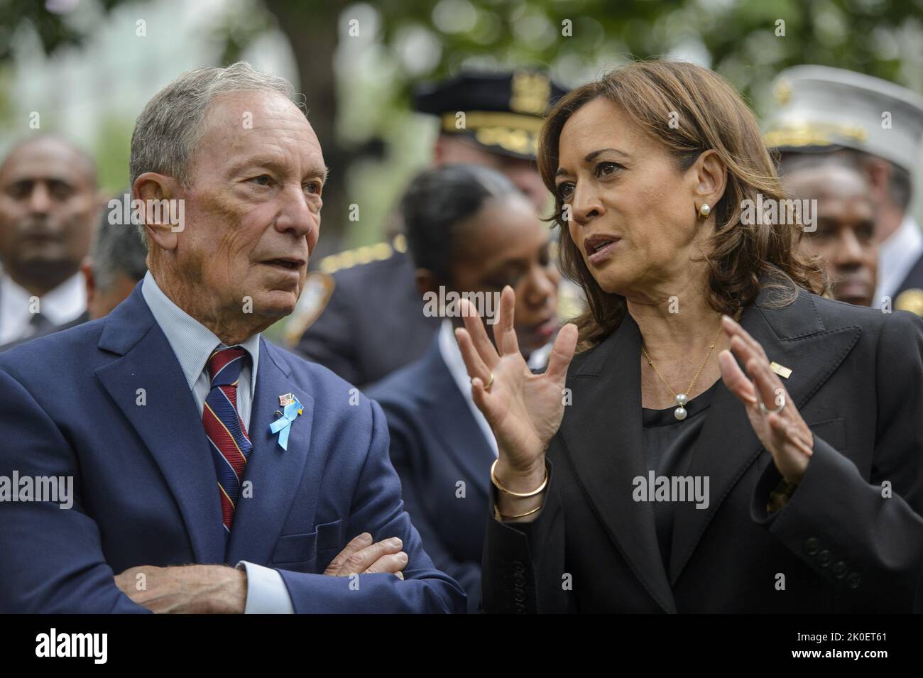 New York, Usa. 11. September 2022. Vizepräsidentin Kamala Harris und der ehemalige Bürgermeister von New York City, Mike Bloomberg, sprechen am Sonntag, den 11. September 2022, während einer Gedenkfeier im National September 11. Memorial in New York City. Foto von Bonnie Cash/UPI Credit: UPI/Alamy Live News Stockfoto