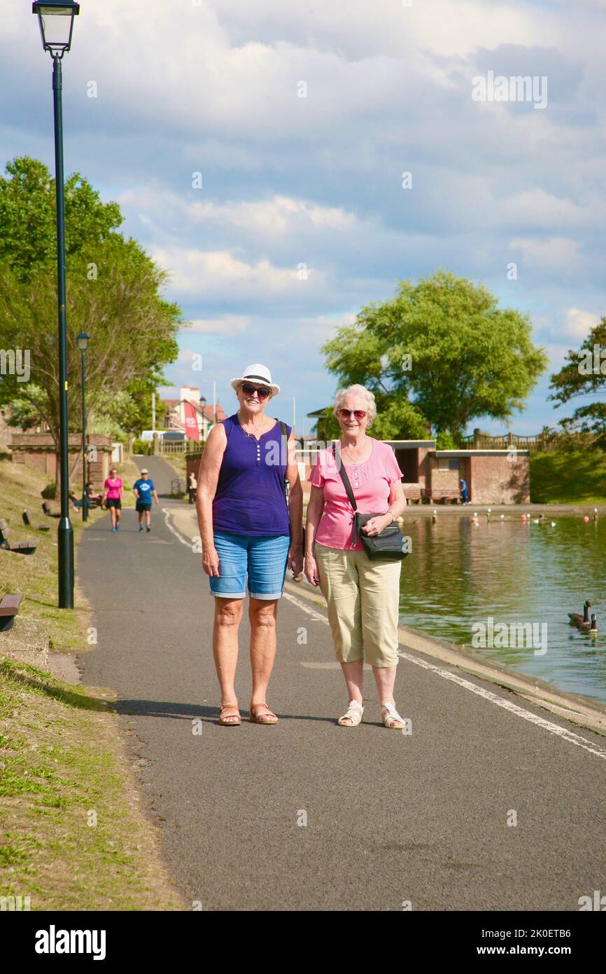 Zwei reizende Damen am Fairhaven Lake, Lytham St Annes, Blackpool, Lancashire, England, Europa Stockfoto